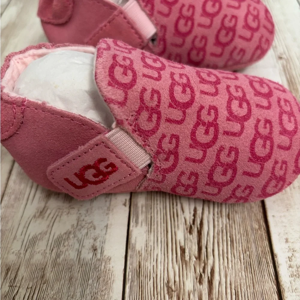 UGG Roos Baby Girl Crib Booties Logo Print Pink Size 4/5 - Picture 3 of 8